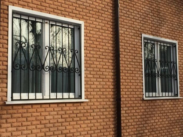 Кованые ограждения на окна (фото)